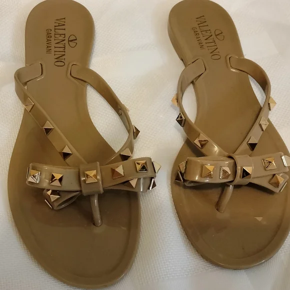 Valentino Garavani Tan Jelly Bow Stud Thong Sandals - Picture 1 of 2